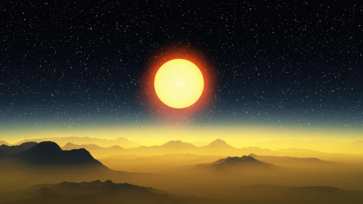 巨大的太阳悬挂在繁星点缀的天空下方，照亮了远处层叠的群山与金色地平线。