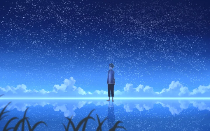 蓝色星空下，远处的人影站在映照天空的平面上，周围点缀着云朵与星光。