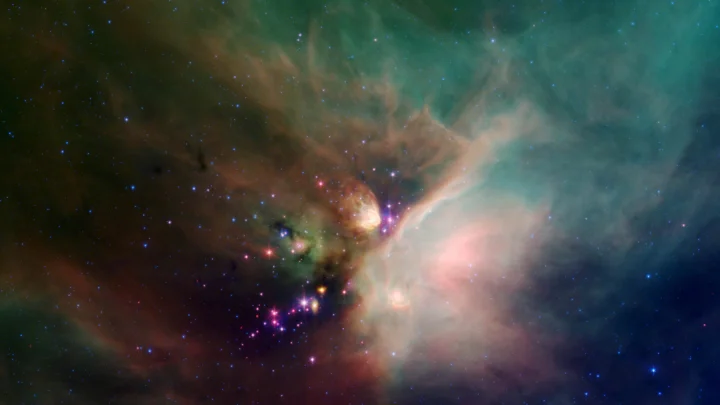 画面展示了绚丽的彩色星云、星团和密集星空。