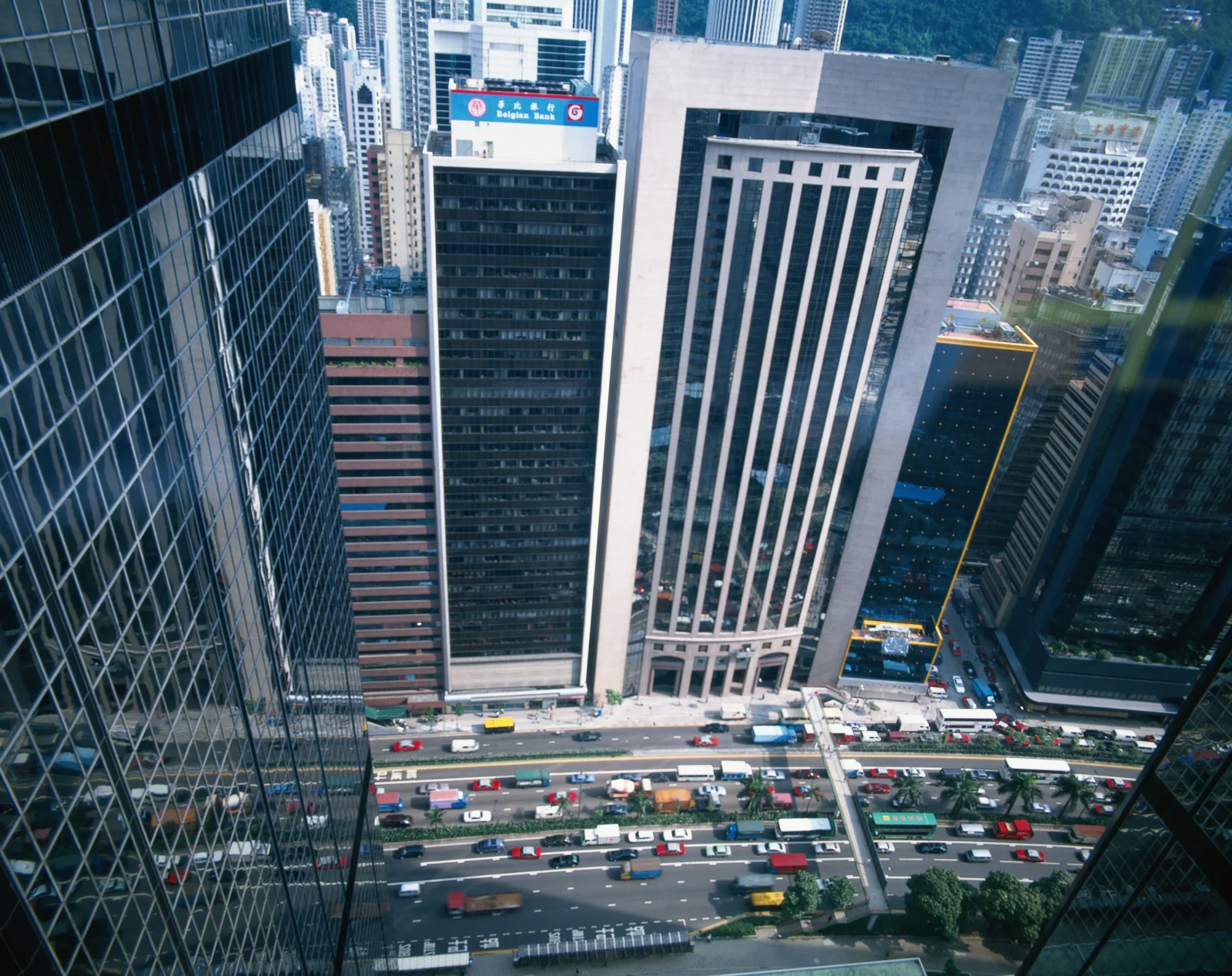 俯瞰高樓林立的城市街區與多車道公路。