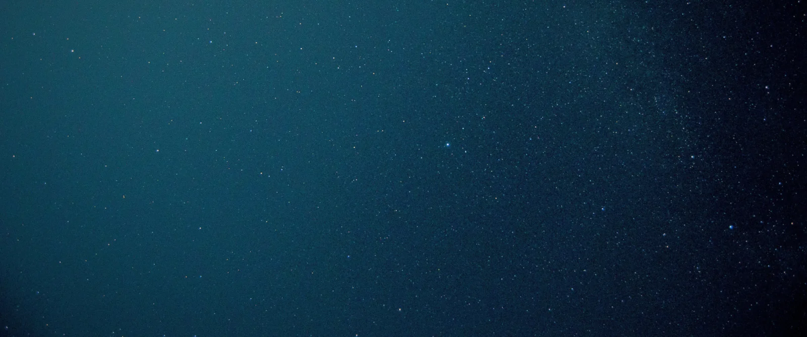 深蓝色背景中散布着细小星点，呈现宁静的星空景象。