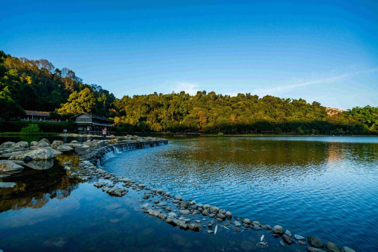 湖、森、岩、そして湖畔の東屋が織りなす静かな自然風景。