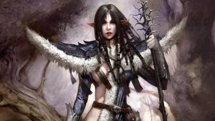 一名长发尖耳的奇幻女性角色手持权杖，身披毛绒披肩站在暗色背景前。