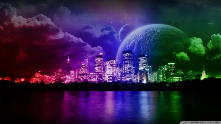 夜色中的霓虹城市天际线倒映在水面上，背景呈现出绚丽的彩色光影与巨大行星般的圆体。