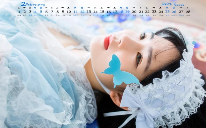 一位身穿浅蓝色蕾丝服装的成年女性侧卧在画面中，脸旁有一只蓝色蝴蝶，顶部带有日历文字。