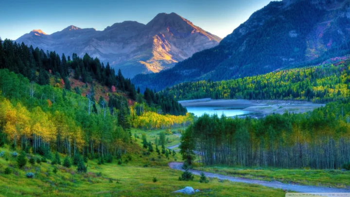 群山、湖泊与秋色森林构成宁静壮丽的自然风景。
