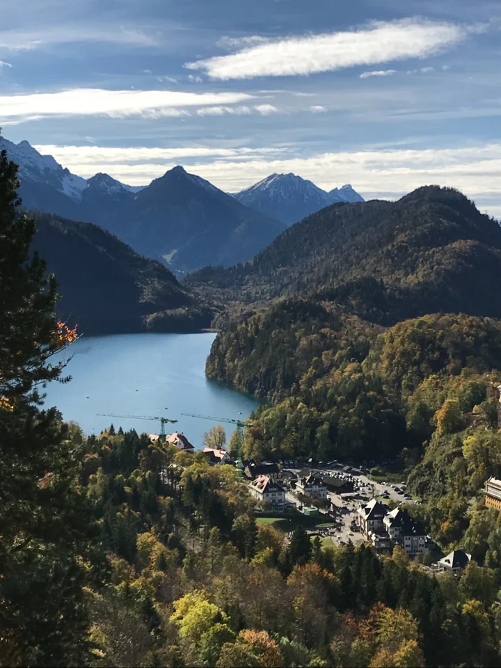 群山、湖泊与森林环绕的山谷景观映入眼帘。