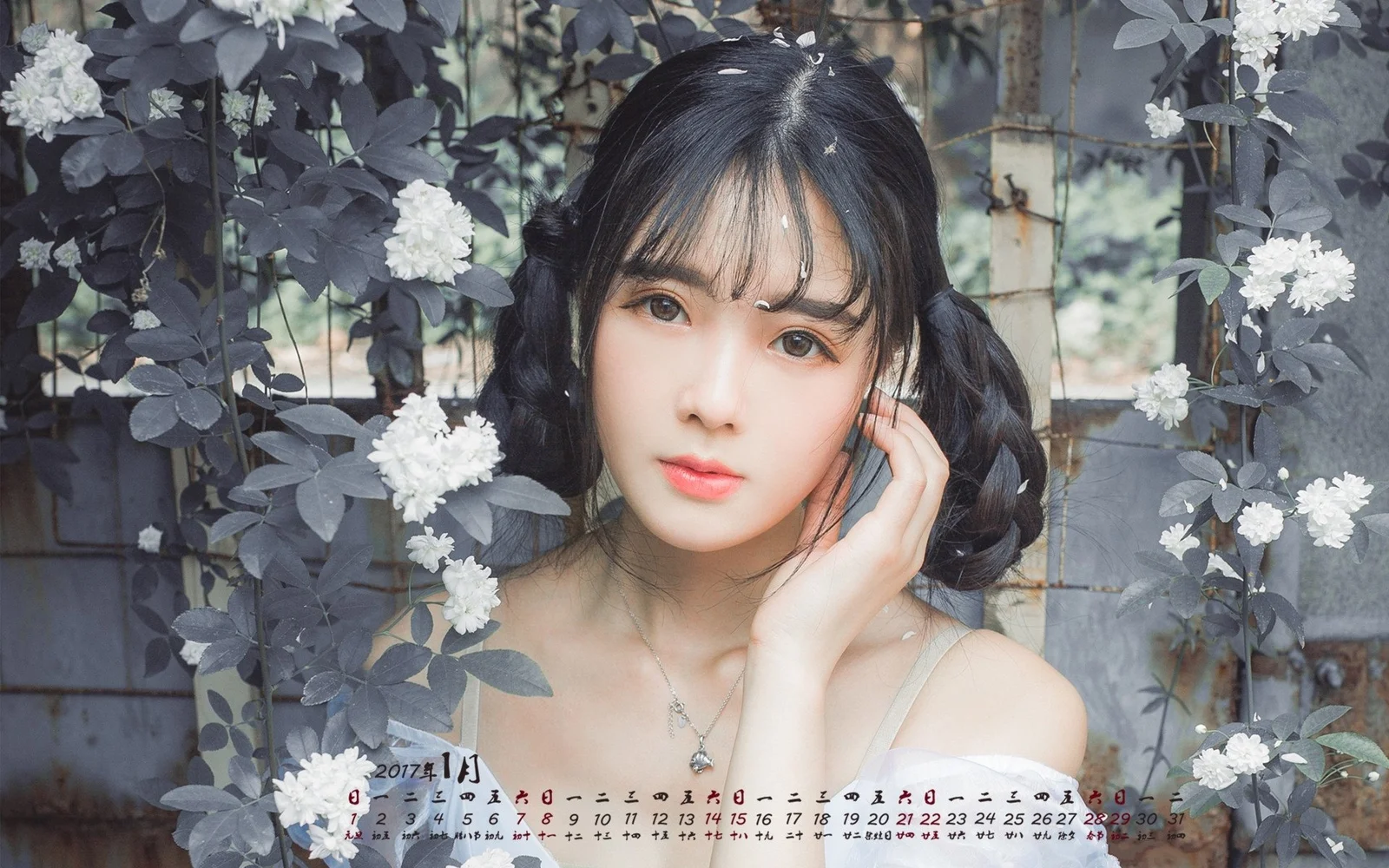 검은 머리의 여성이 흰 꽃과 짙은 색의 잎사귀 사이에 둘러싸여 있다.