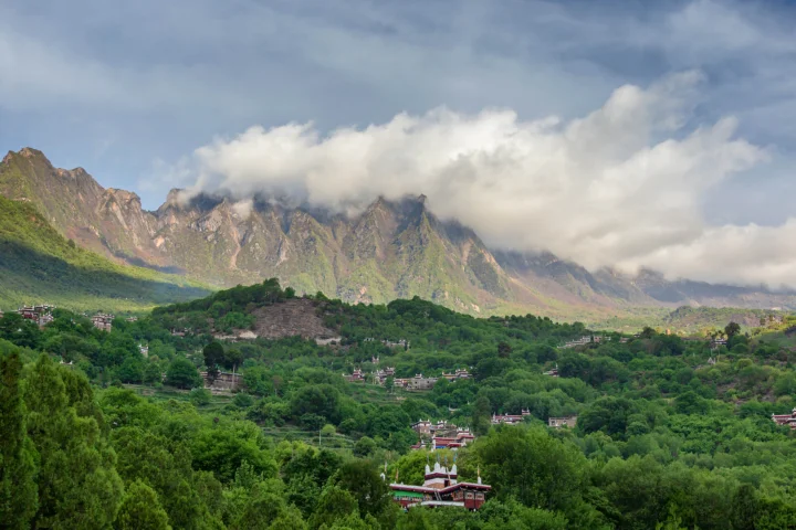 云雾缭绕的群山、茂密森林与山谷村落构成壮丽的自然风景。