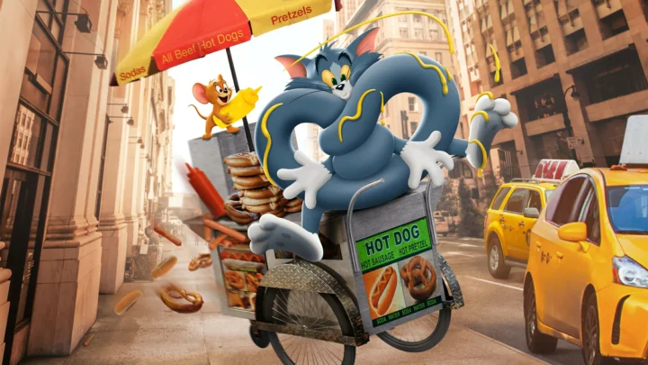 一只蓝色卡通猫和一只棕色卡通鼠坐在城市街头的热狗车上，周围散落着食物。