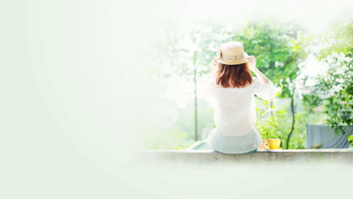 모자를 쓴 여성이 밝은 창가에 등을 보이고 앉아 있으며 창밖으로 초록 식물이 보이고 창턱에는 음료가 담긴 컵이 놓여 있습니다.