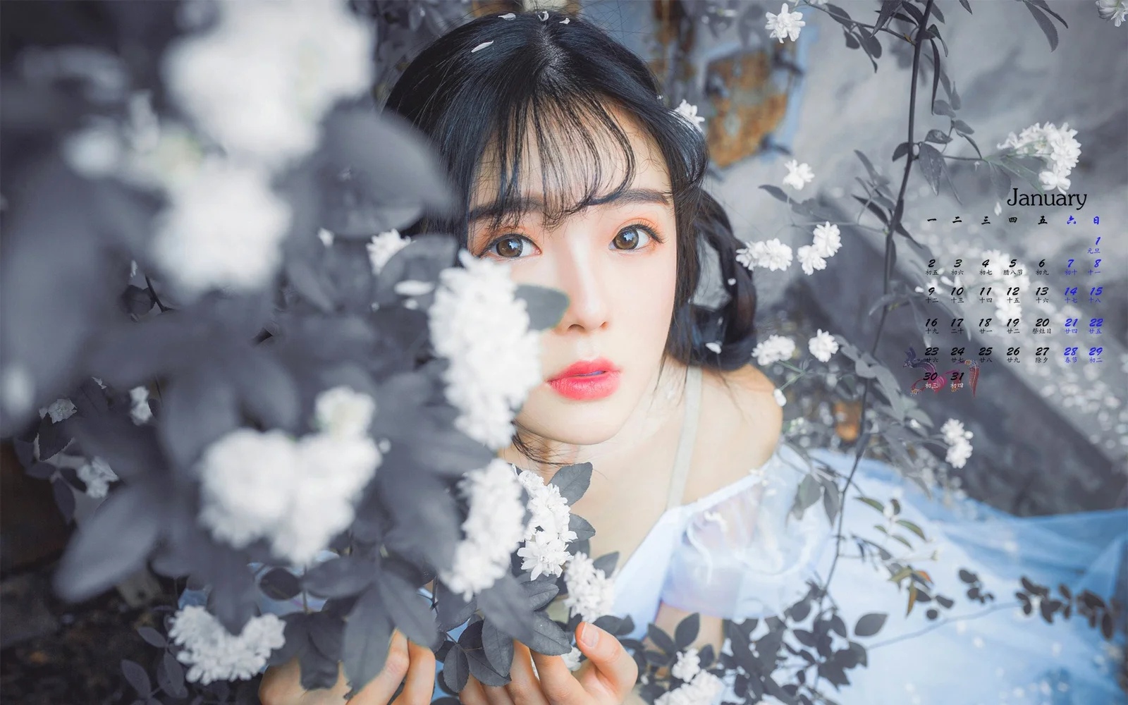 一名女性被白色花朵和深色枝叶环绕，画面右侧叠加了日历。