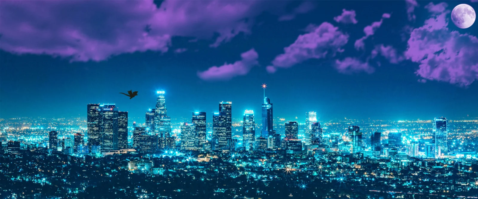 藍紫色夜空下的城市天際線燈火通明，雲層與月亮點綴在畫面上方。