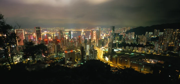夜幕下灯火璀璨的城市天际线与蜿蜒道路构成壮观的都市夜景。