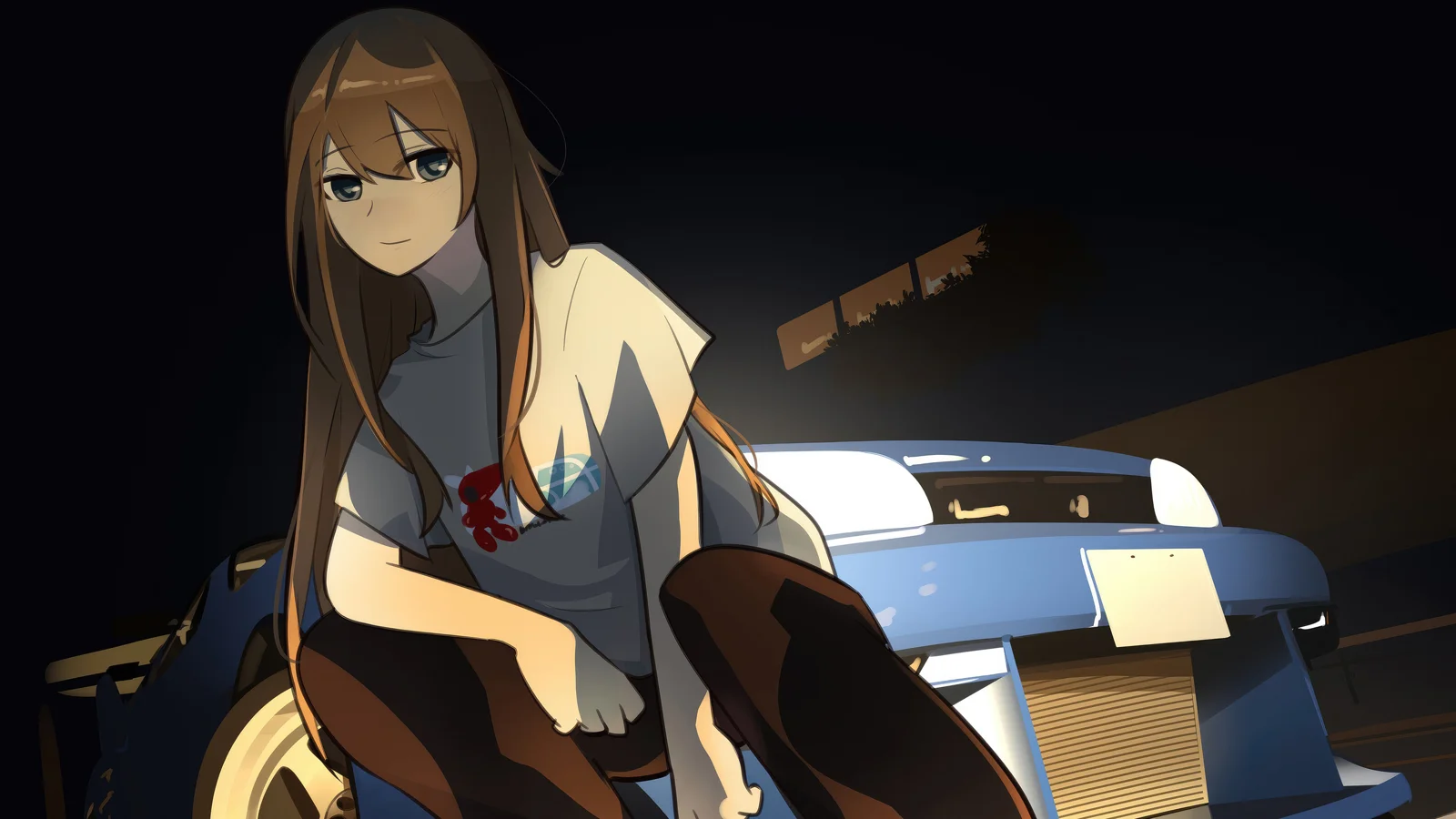 一名棕髮動漫女孩坐在夜色中的藍色跑車前。