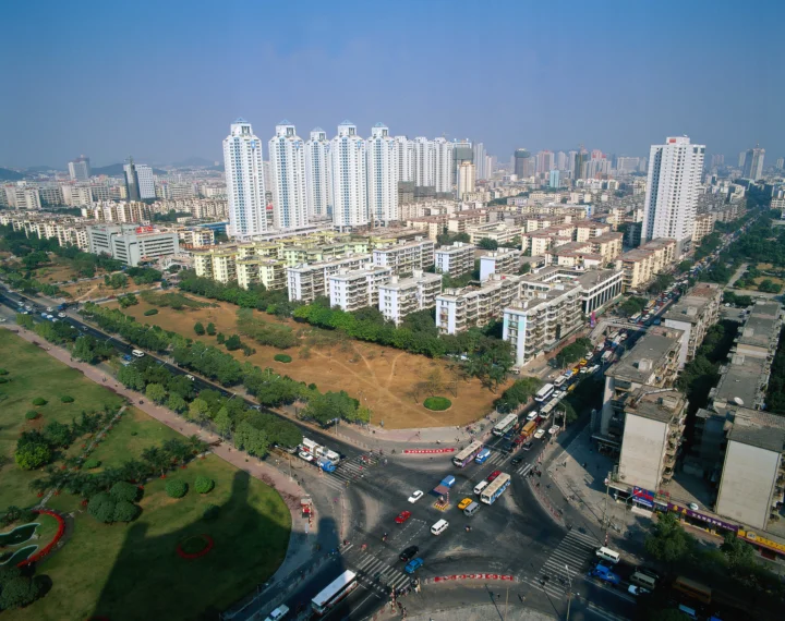 俯瞰城市建筑群、道路交叉口和绿地公园。