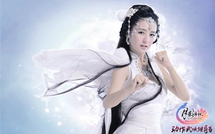 一名身穿白色服饰、佩戴华丽头饰的女子置于浅蓝色背景前。