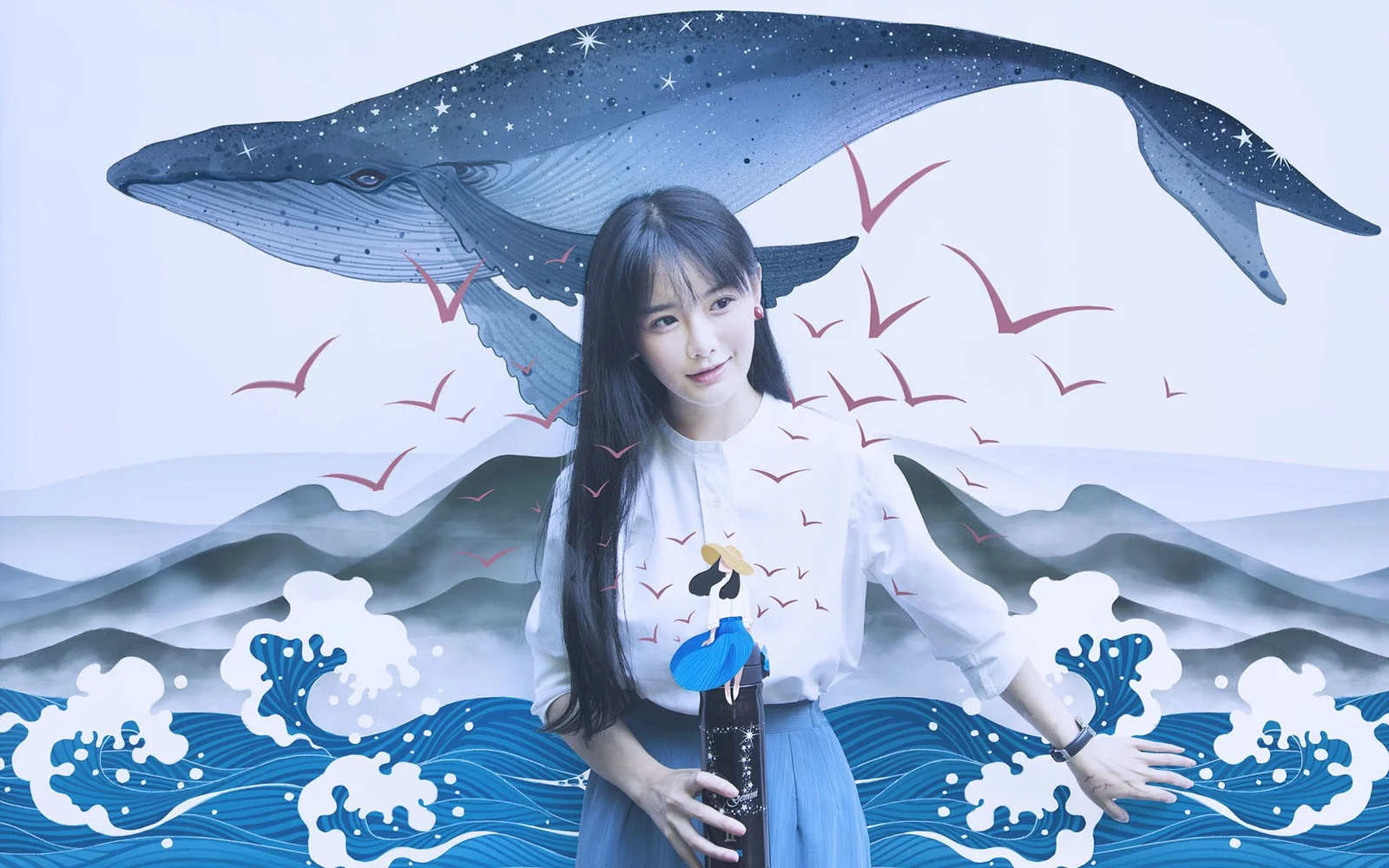 一名長髮女子站在波浪與飛鳥之間，頭頂是一條巨大的鯨魚插畫。