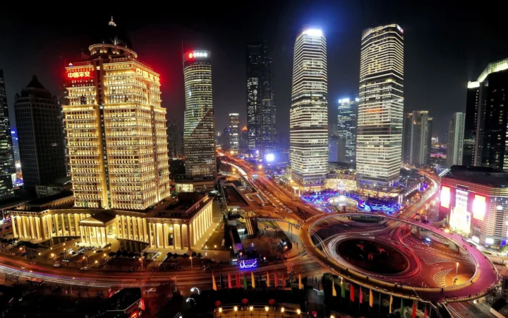 夜色中的现代城市高楼、立交道路与璀璨灯光构成壮观的都市景观。