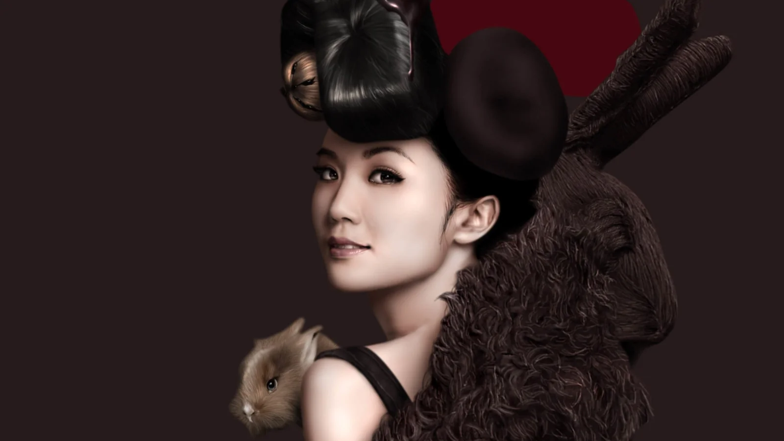 画面呈现一位留着华丽深色发饰的女性肖像，肩后带有深色毛绒质感，背景为深色。