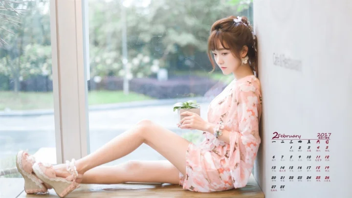 一名成年女性坐在窗边，手里拿着一盆小植物，窗外可见绿树和道路。