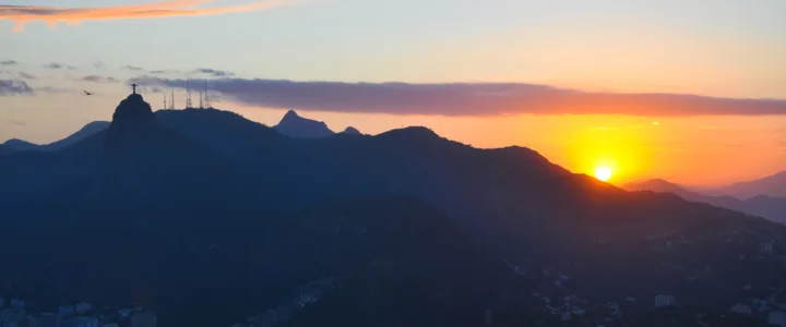 山々のシルエットが鮮やかな夕焼け空に浮かんでいる。