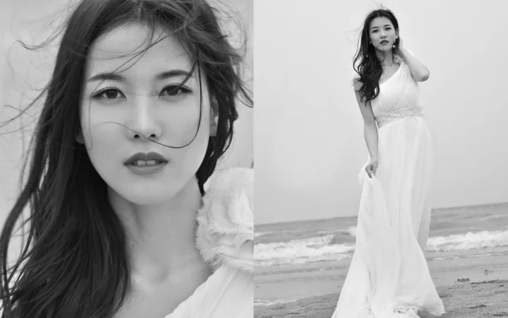 흑백 구성으로 해변에 선 흰 드레스 차림의 성인 여성의 클로즈업 초상과 전신 포즈를 보여준다.