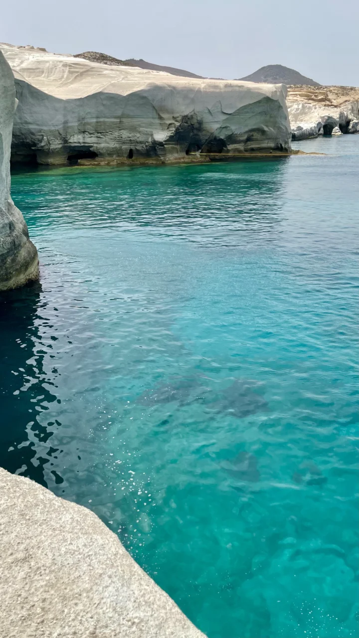 碧 turquoise 的海水映衬着浅色侵蚀岩壁与岩洞海岸。