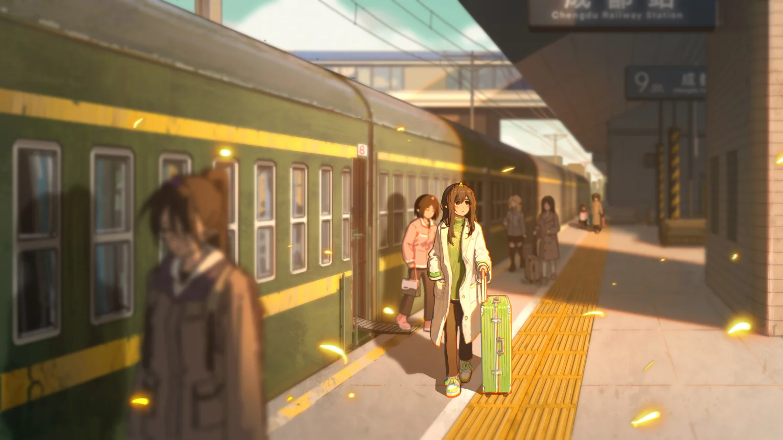 アニメ風の駅のホームで、緑色の列車が荷物を持つ二人の人物のそばに停車している。