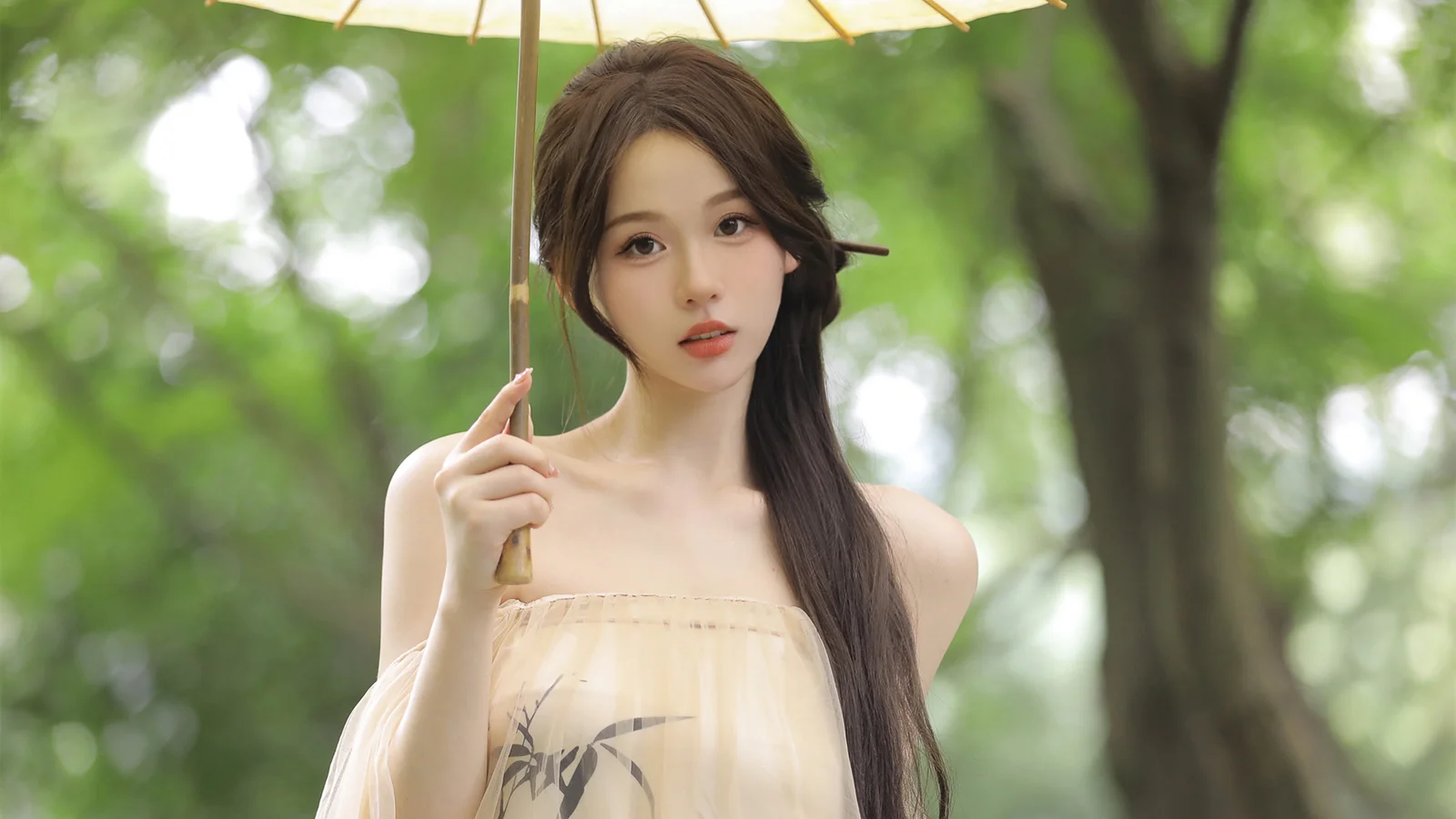 一名长发女子在绿色森林中撑着一把浅色雨伞。
