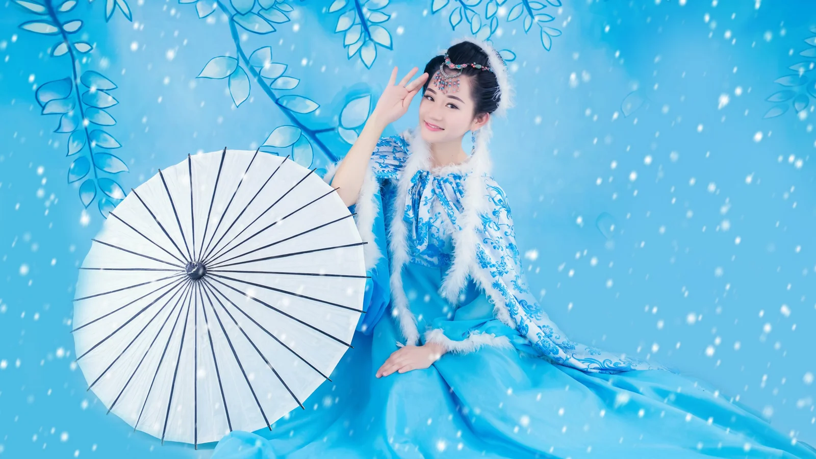 青い衣装の女性が白い傘を持ち、白い片と青い葉の影が舞う中に佇んでいる。