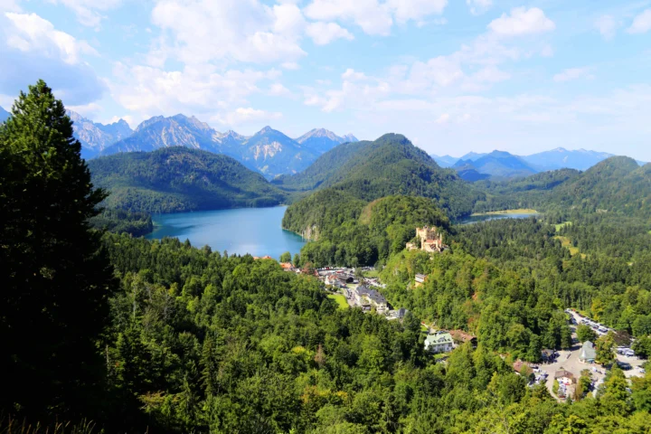 群山、湖泊与茂密森林构成一幅明亮的自然风景画面。