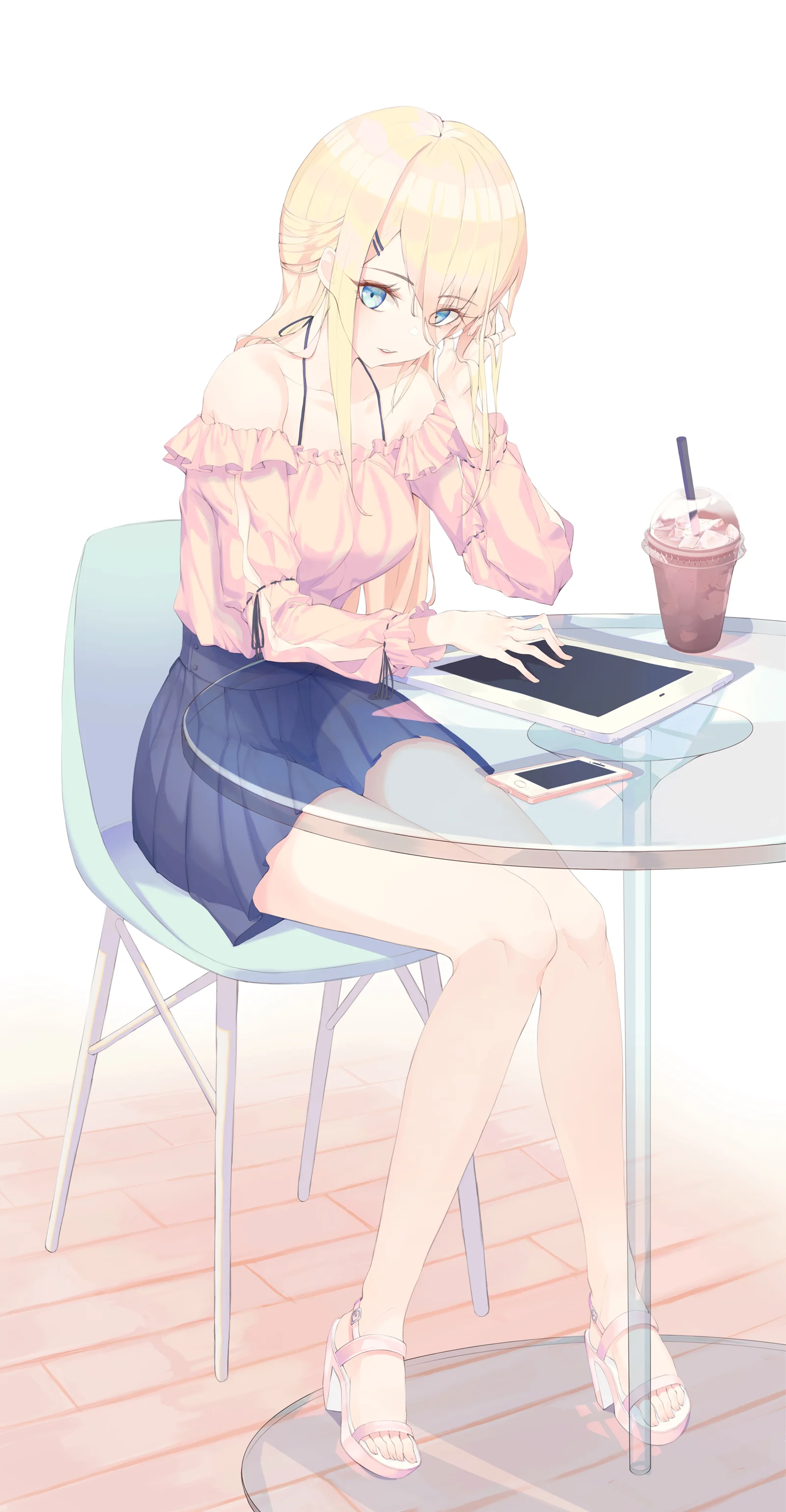 金髪のアニメ風の女性がピンクのトップスと濃色のスカートを着て、タブレットと飲み物が置かれた丸いガラステーブルのそばに座っています。
