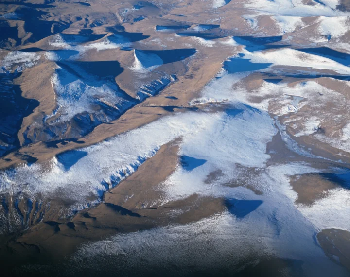 俯瞰视角展现了被积雪和冰川覆盖的广阔山地。