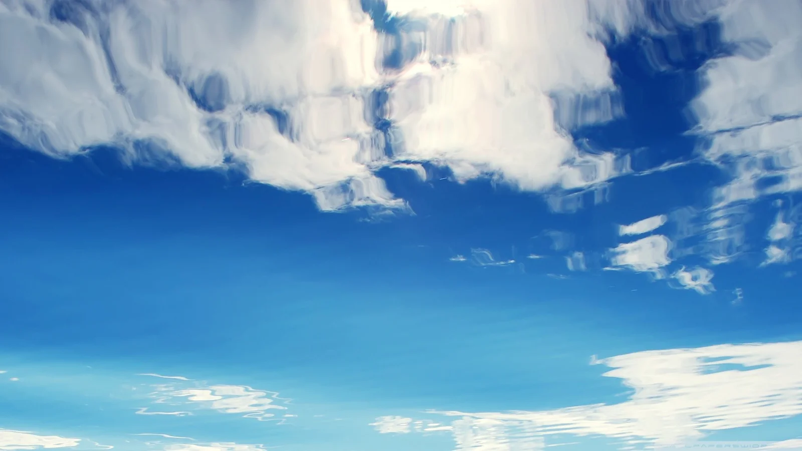 畫面呈現藍色水面上扭曲的白雲倒影。