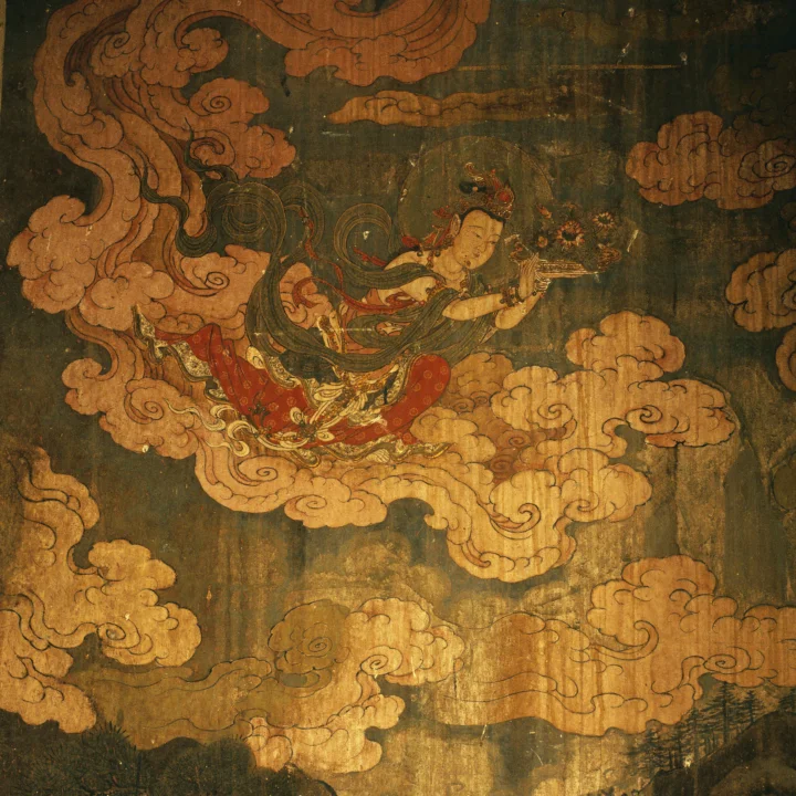 一幅古老壁画风格的画面中，一位身着华丽服饰的人物置身于卷云之间。