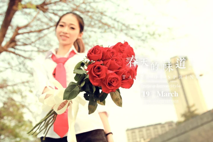 一名女子在户外手捧一束红玫瑰，画面叠有春日文字。