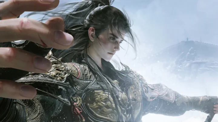 一名身穿 ornate armor 的动漫风格女性武者站在明亮的雾光中。