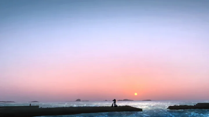 沈む夕日が水平線を照らし、ピンクと青の夕焼けがきらめく海面と海岸の堤防を彩っている。