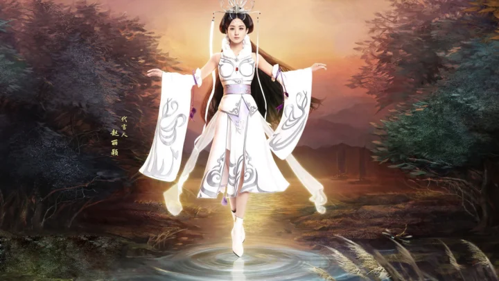 一名身穿白色幻想风格服装的成年女性站在森林中的水面上。