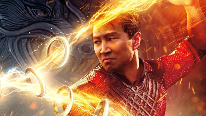 一名成年男子身穿红色服装，周围环绕着明亮的闪电和发光圆环。