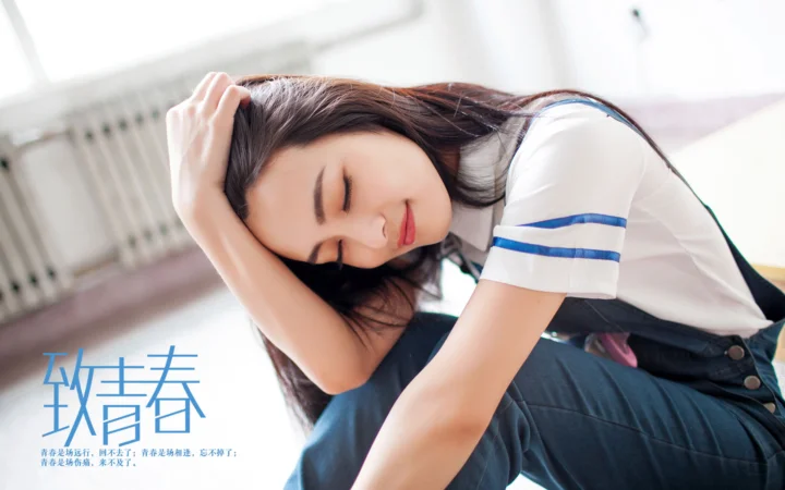 一名长发女子在室内靠窗休息，手托着头并闭着眼睛。
