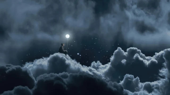 乌云翻涌的夜空下，月光照亮了层叠的云海。