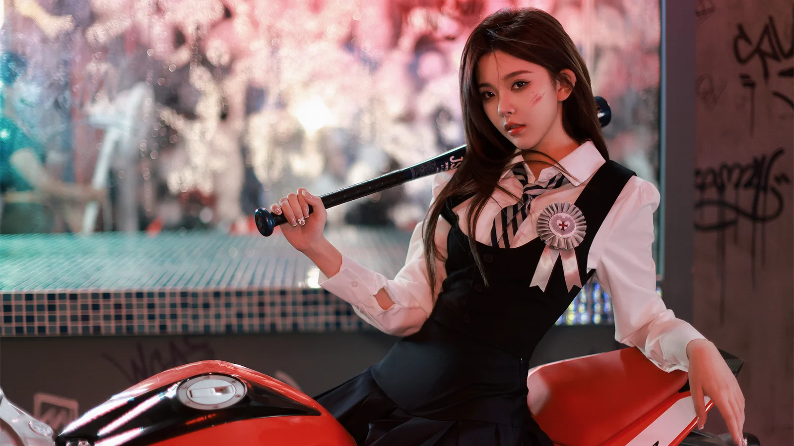 一名长发女性手持金属棒坐在红色摩托车旁，背景带有彩色光影和涂鸦墙面。