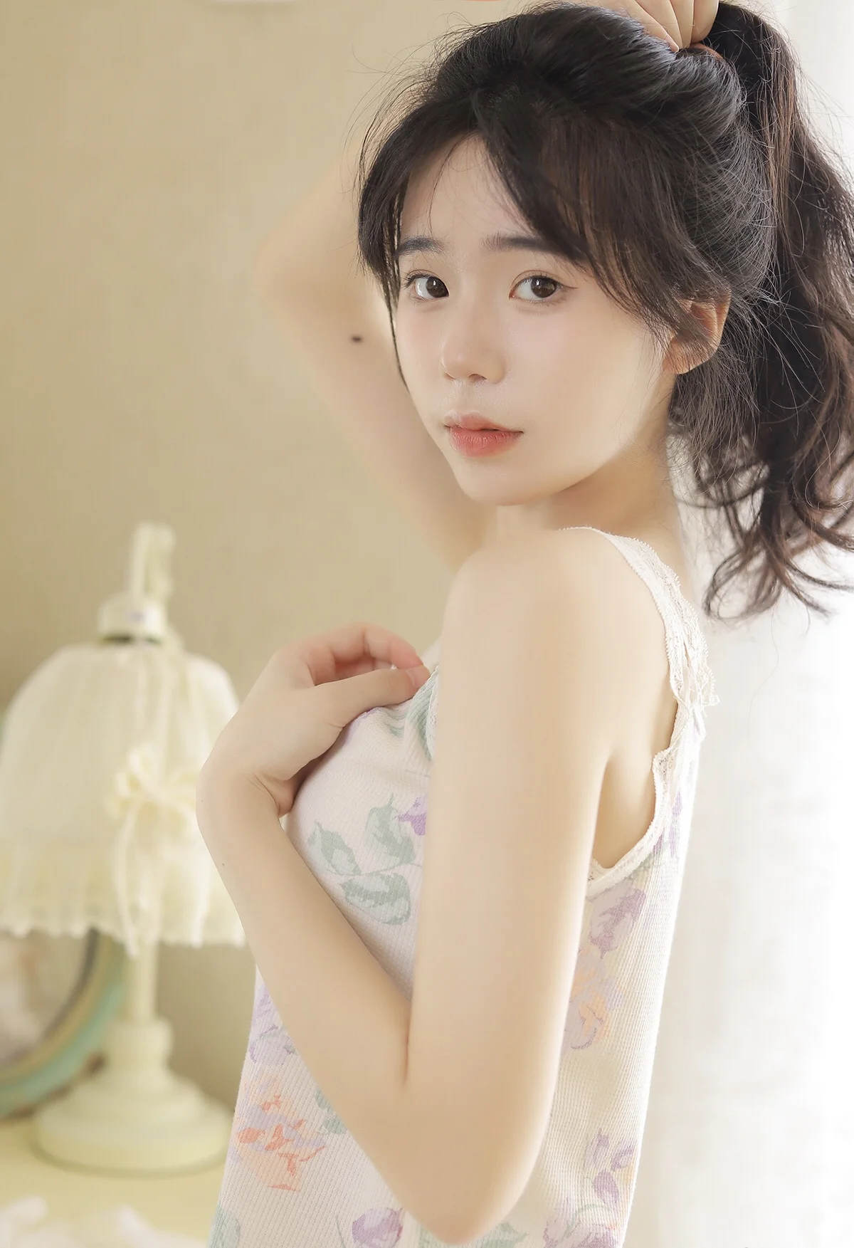 一名成年女性在室内柔和光线下回头看向镜头。