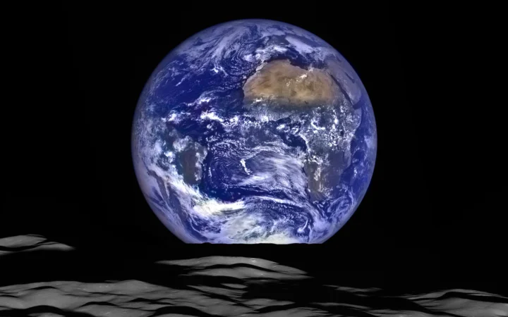 黑色宇宙背景中，蓝色地球悬浮在月球表面上方。