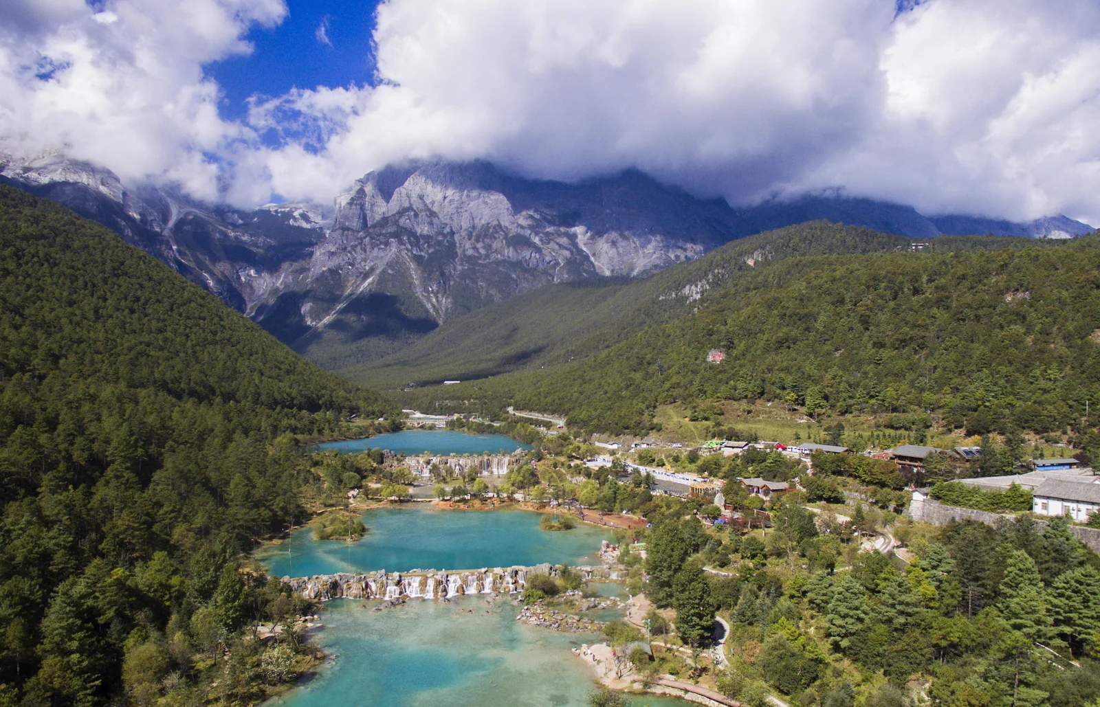 群山、森林、碧蓝湖泊与瀑布组成的云南自然风景。