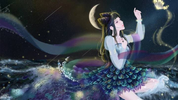 一位身穿孔雀羽纹华丽裙装的动漫女性置身月亮与星空下的梦幻画面中。