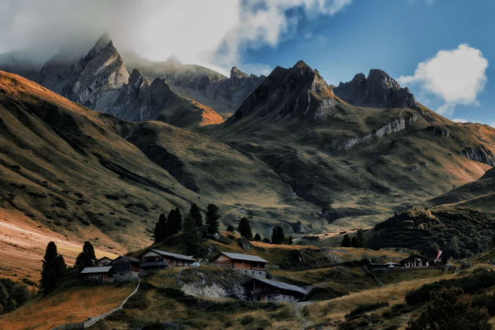 群山、云雾和山谷中的村落构成一幅壮丽的自然风景。