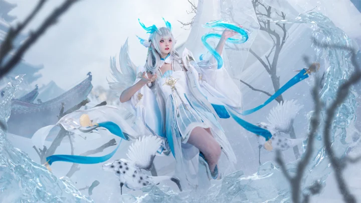 一名白衣幻想风格女性置身冰雪环绕的场景中，身旁可见白色飞鸟与飘动的蓝色丝带。